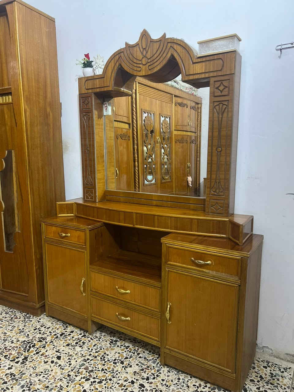 غرفه نوم للبيع غرفه خشب ثقيل وقوي    السعر مليون  و200   التواصل ع الرقم *********** العماره نهاوند
