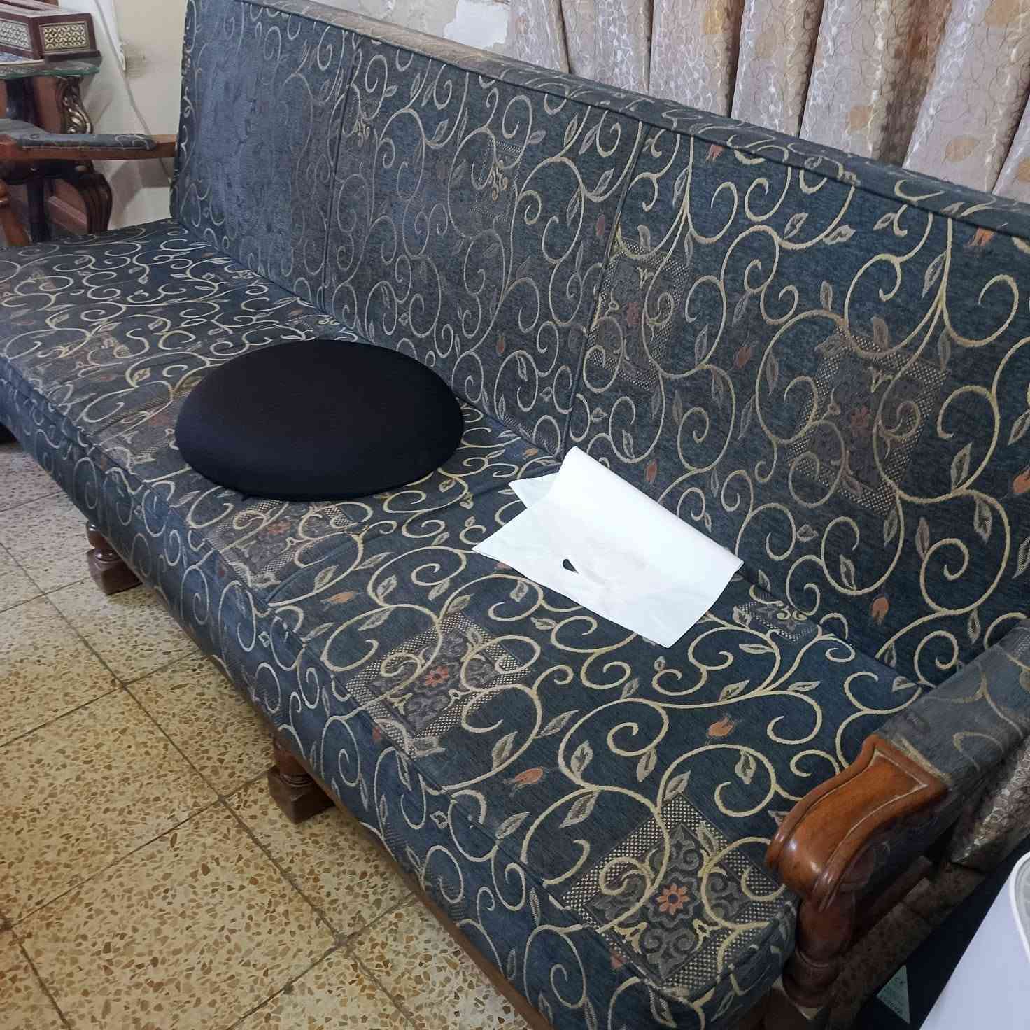 للبيع تخم قنفات صاج عظم زان متكون من 10 مقاعد سعره 250 وبيه مجال العنوان الغدير للحجز والاستفسار الاتصال على وات ساب ***********
