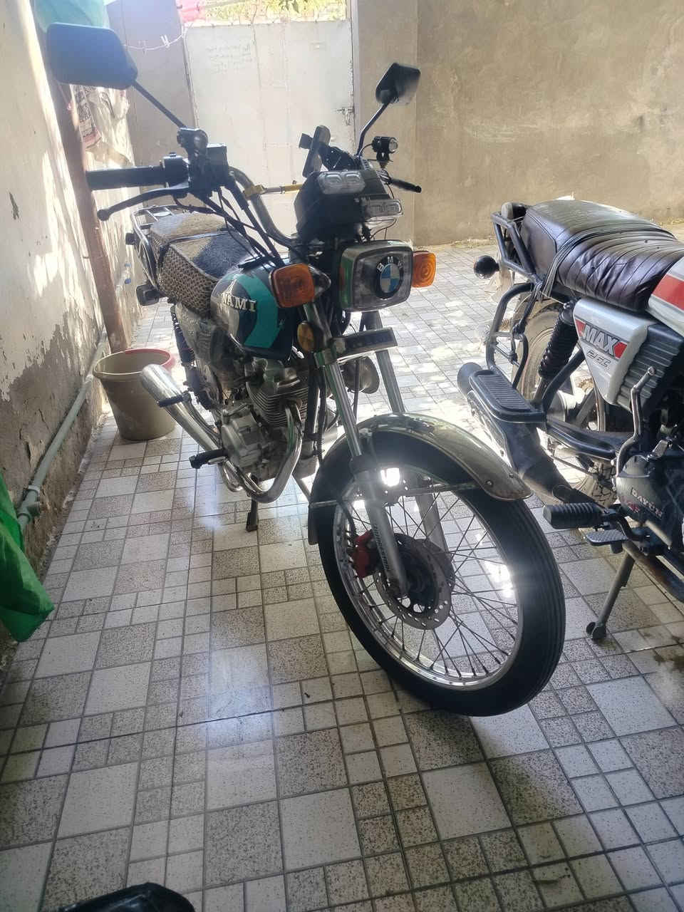 سلام عليكم اخوان دراجه 4كير نامه امتياز مكينه و كهربائيات شلامجه مكينه بيها اقوى ولفات ب العراق مديل 22 رقم و سنويه واسط و تحويل ثاني يوم نقوصات تاير و جوب خلفي + ويل امامي معووج + صالنصه كاتم بيها +الاشارات الخلفيه طافيات +فيلس  ذني الشغلات البسيطه و مكينه مديل 2025 يعني بعدها جديده الاريل مو وياها افتحه و انطيك الدراجه سرعه و معدل و رزانه طبيت ب طسه ب ال 120.  نعوج الويل الامامي و تكطعن 5 من السيام مالته و بنجر التاير الخلفي و خلع من مكانه بس ما نكلبت يعني بس ذني الاضرار باقي الدراجه صاغ سليم السعر1.300.000 مليون و ثلاث مئه الف و مابيها اي مجال للاستفسار *********** واتساب اذا ما رديت على الاتصال
