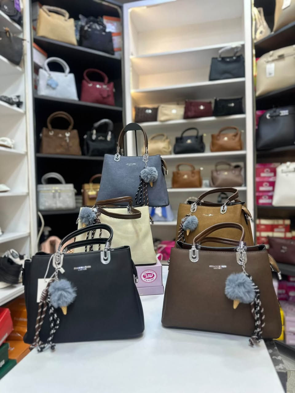 👜✨ حقائب رسمية بأناقة مميزة ✨👜
ستايل راقي، تصميم أنيق، وجودة تليق بإطلالتك 🤎
اختاري حقيبتك وخلي أناقتك تحچي عنك ✨
📍 خانقين – شارع مصرف، عمارة الحاج شاكر رضا، مقابل مجمع شاهين 📩 للطلب والاستفسار راسلونا على الخاص
