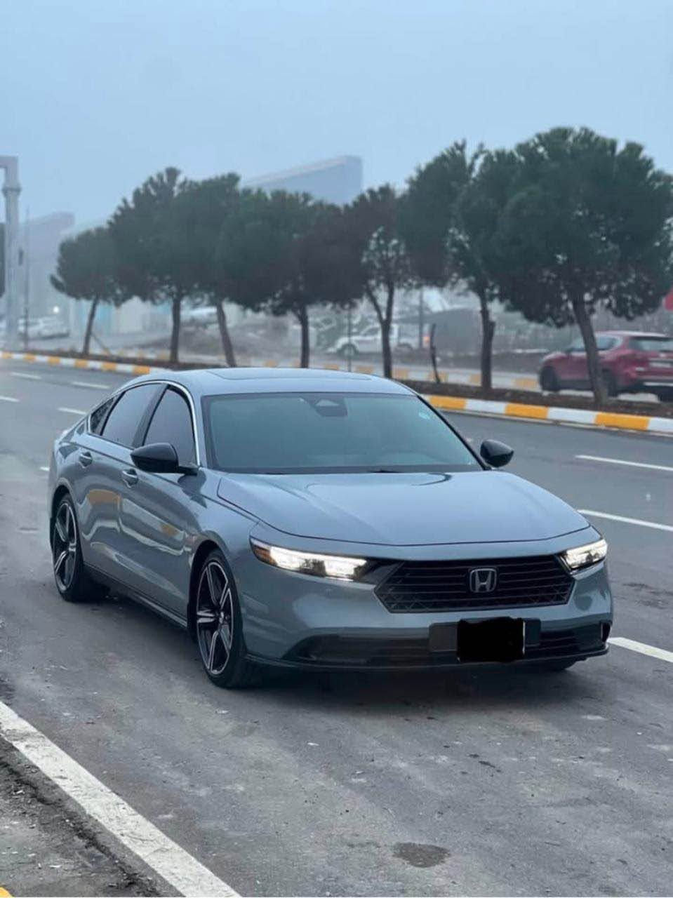 العنوان: للبيع: هوندا أكورد 2023 هايبرد 2.0L — لون سمنتي مميز (أربيل) ⚡️🔥

المواصفات الفنية:
• المحرك: 2.0 لتر هايبرد (2.0L Hybrid) - تجمع بين القوة والعزم مع اقتصاد ممتاز بالبنزين.
• سنة الصنع: 2023
• الماشية (المسافة المقطوعة): 40 ألف ميل.
• اللون الخارجي: سمنتي (رمادي مميز).
• اللون الداخلي: [اسود ]
أبرز المواصفات:
.Android Auto و Apple Carplay شاشة كبيرة تدعم •
.(Honda Sensing) أنظمة سلامة ورادار متطورة •
• فتحة سقف / وضعيات قيادة متعددة.
• تشغيل بصمة + تشغيل عن بعد.
> تفاصيل الضرر والحالة:
• البنيد: تبديل.
• الجاملغ (جهة السكن): تعديل بارد فقط.
• باقي السيارة والسيستم الهايبرد والمحرك بحالة ممتازة
وشرط الفحص.
💰 السعر المطلوب: 187 ورقة ($18,700) (قابل للتفاوض البسيط للجادين).
📍 المكان: أربيل
📞 للتواصل: [***********/ واتساب] أربيل, العراق

