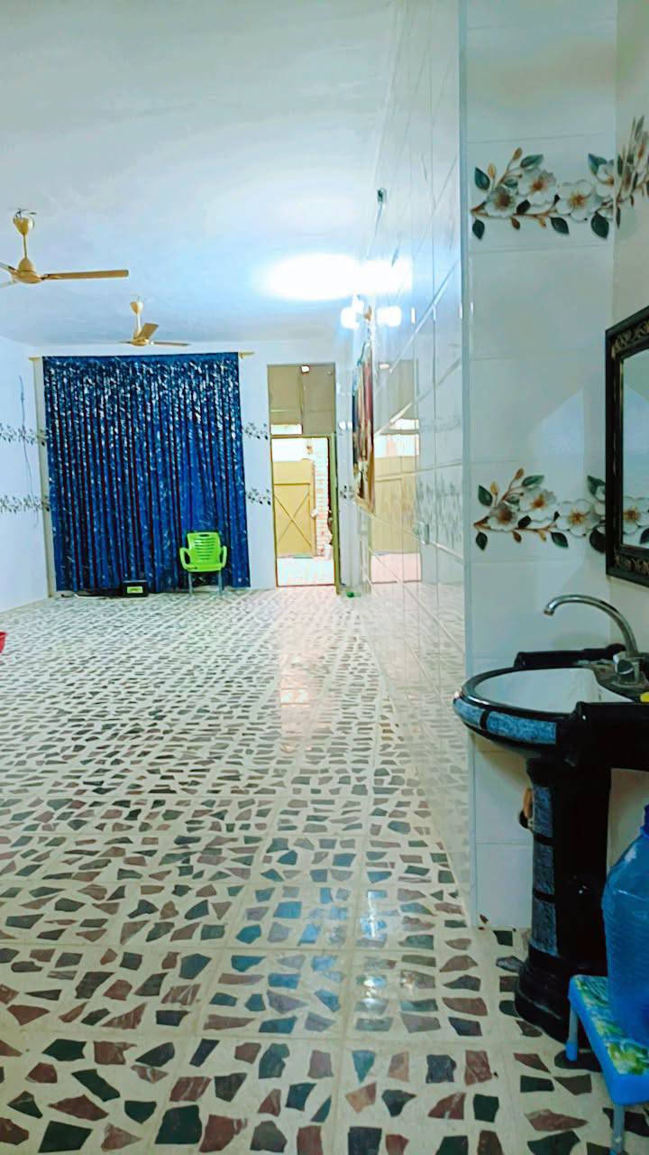 دار حديث ويصلح كحسينيه للبيع
 بمساحة 240متر سند 25 طابق واحد تحتوي ع صاله واستقبال للزائرين مع غرفة نوم ومطبخ ومجاميع صحيه عدد5 ع طريق بغداد مقابل حي العباس عمود 38سايد الدخول بسعر220 للاستفسار ***********
