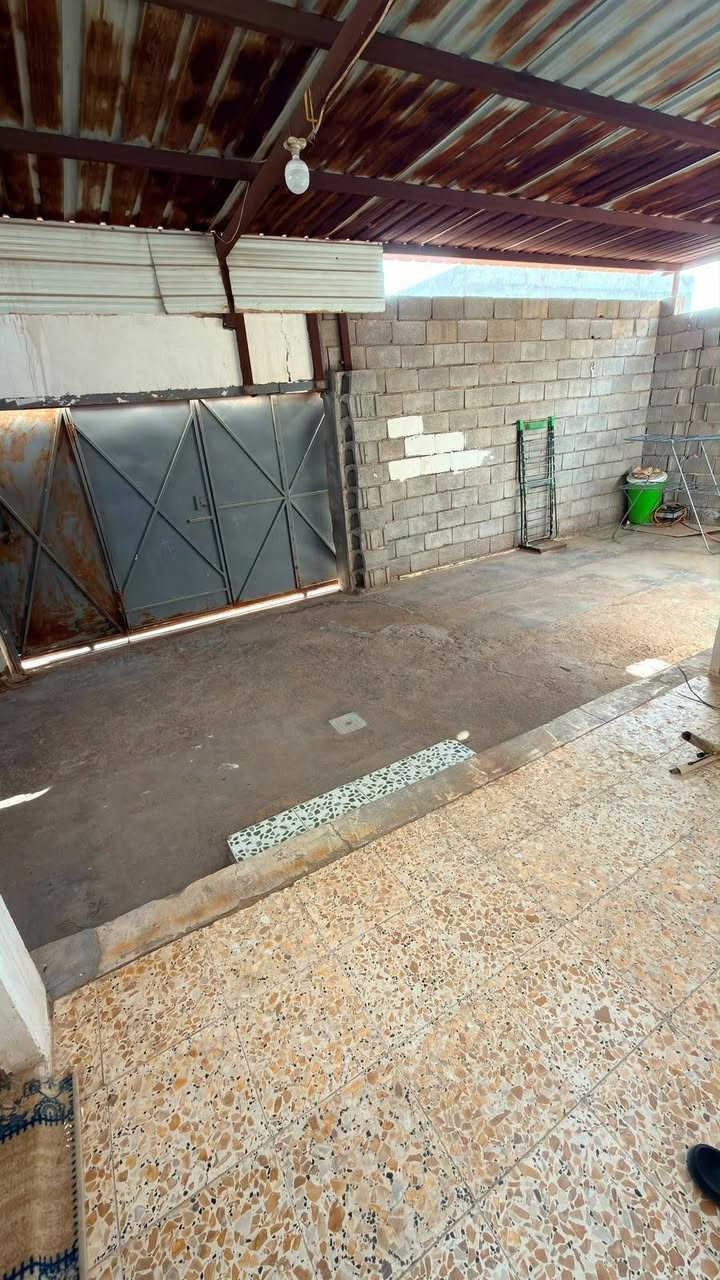 للبيــع 🏡
بيت للبيع في البصرة - منطقة ابو صخير/ شارع الرايه

**التفاصيل:**

- المساحة: ١٥٠ م²

- البناء: طابق واحدً

- عدد الغرف: 2 +هول+صاله(ديوانيه) +حمامات داخليه وخارجيه+ منور خارجي

- طابو: زراعي

- الخدمات: ماء + كهرباء + مجاري

- الحالة: جاهز للسكن /

**السعر المطلوب: ٧٠ مليون دينار عراقي** قابل للتفاوض

للاستفسار :***********
