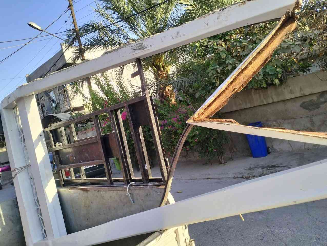 باب حديد نظيف وجديد كامل السعر 100
