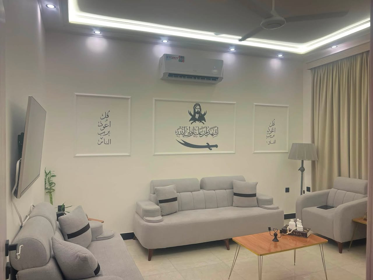 سلام عليكم 
بيت مساحه ٩٣متر دوره حي دجله
طابقين ونص
شارع٢٥ بناء جديد قبل شهر كمل
السعر ١٦٠
***********

