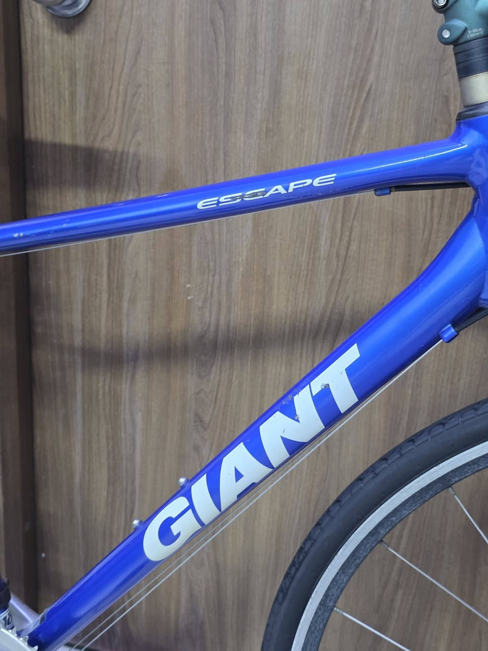 السلام عليكم دراجة Giant Escape R3 باللون الأزرق المميز 🔵
مواصفات الدراجة

الحجم 28 
قياس الأطارات 700×28C اطارات بلادية شركة Kenda 
السستم شيمانو التوس ALTUS مكون 24 سرعة 8 سرعات خلفي و 3 امامي والكاسيت Shimano HG 
البريكات Tektro 
ويالة Giant بلادية قطعة وحدة 
الدراجة نظافتها موضحة بالصورة 90% كلش نظيفة ومميزة وكلها بلادية و على وضع الشركة 

غير مستخدمة داخل العراق
السعر 220 وبيها مجال ان شاء الله
مكاني بغداد - مجمع بسماية للاستفسار خاص او على الرقم *********** متوفر واتساب
