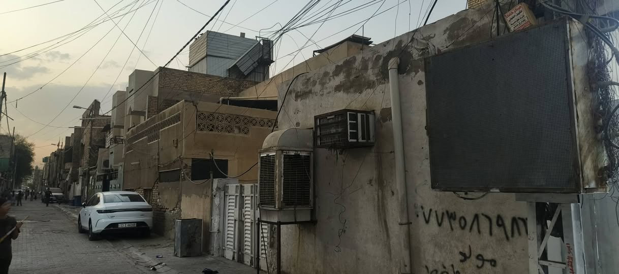عقار تجاري المساحة 220 متر  الواجهة 11 متر والنزال 20متر مدينة الصدر قطاع ٧٤ مقابل سوق العورة للاستفسار ***********
