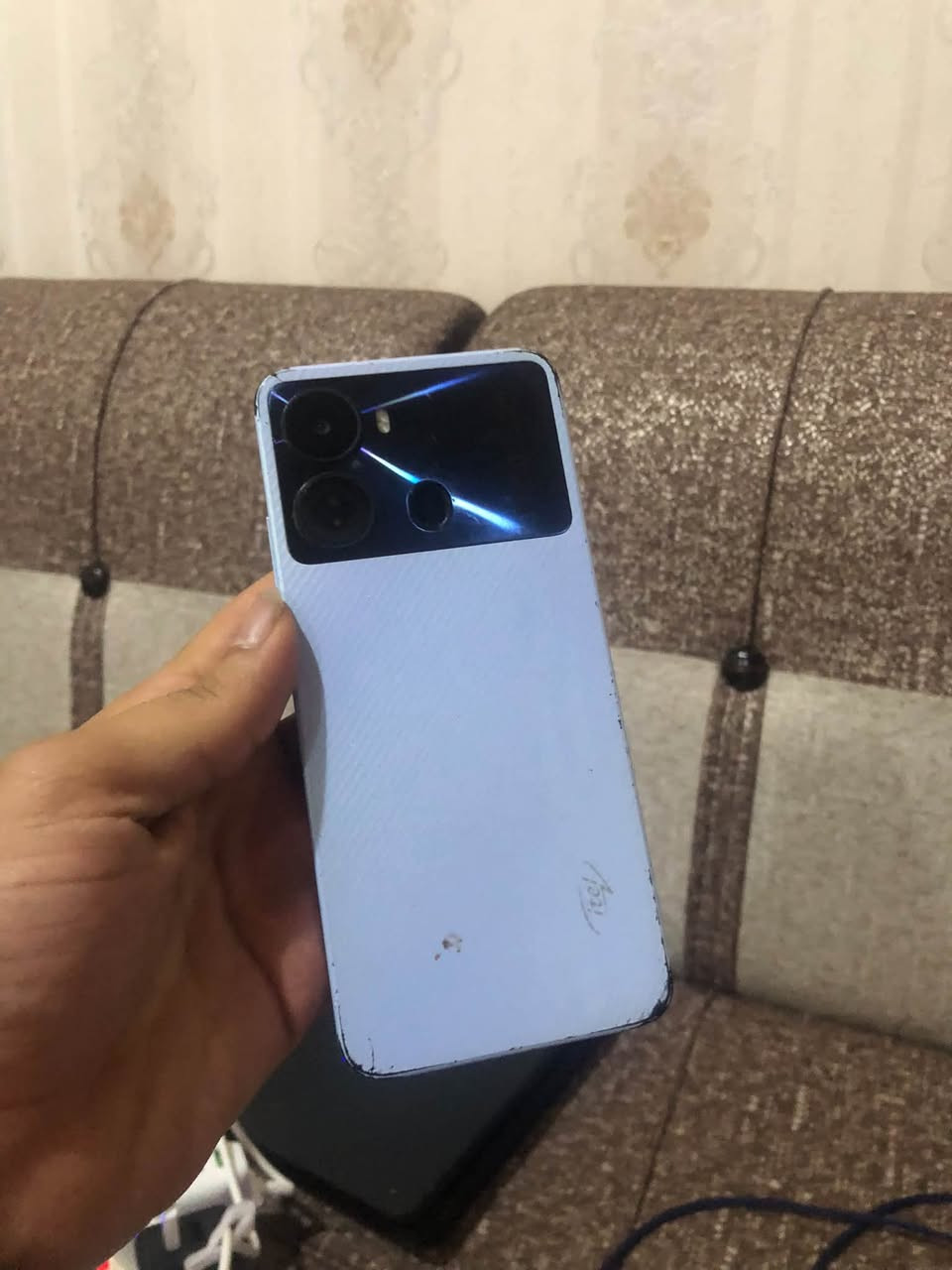 ايتل • شغال • شاشة بيها فطور
