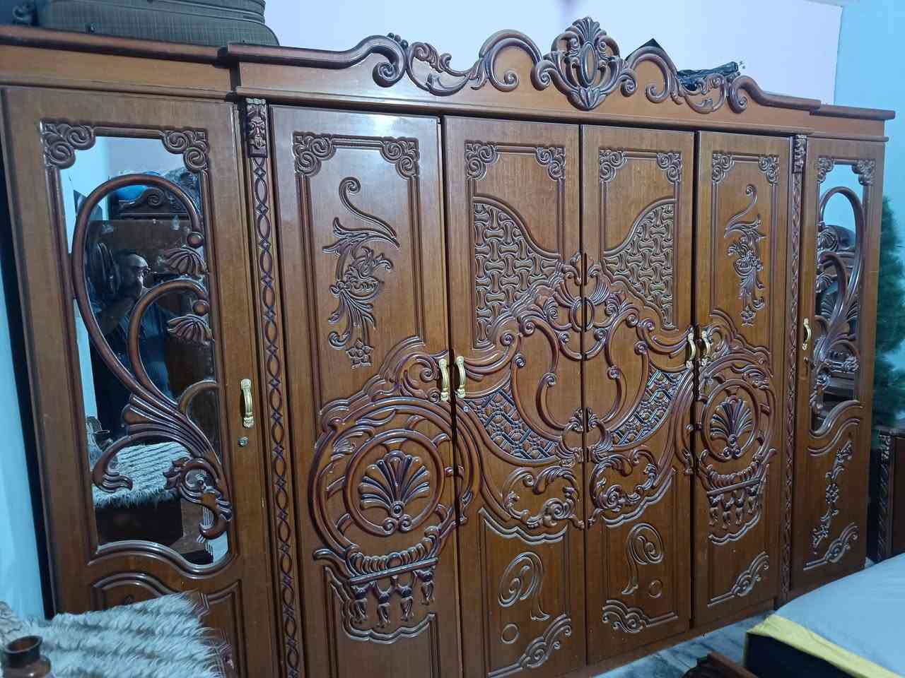 سلام عليكم غرفه صاج اصلي عراقي تفصال نضيفه كلش البيع كنتور ابو سته كامله غرفه زاويه وميز بلازما كامله 5 قطع كامله 
شرط نضافه 90٪  رقم ***********
