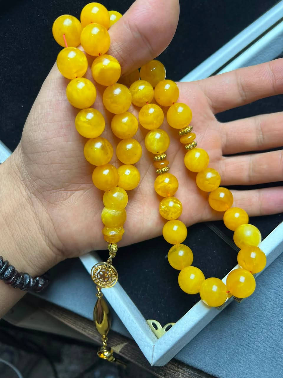 كهرب بولوني مأخذ لون طبيعي مشروط 54 غرام سعر الغرام 3 دولار يوجد توصيل متواجد واتساب ***********
