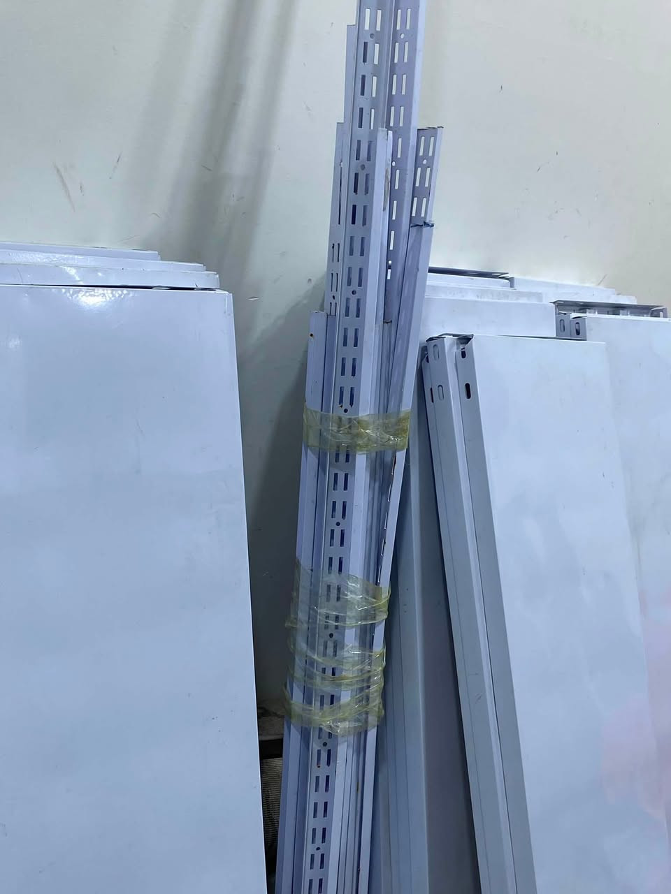 السلام عليكم 
رفوف حديد اخو الجديد مستعمل قليل ونضيف 
30 رف (قطعه) 
السعر 150 قفلهن 
لاستفسار ***********
