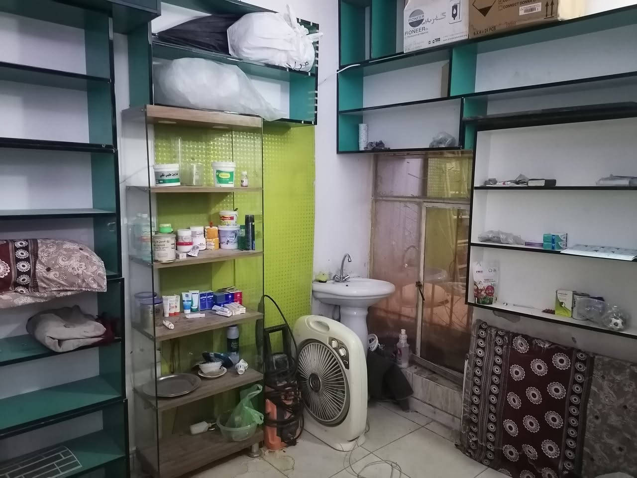 السلام عليكم يتوفر اثاث صيدليه مستعمل للبيع للاستفسار التواصل على واتساب برساله على الرقم *********** وسيتم الرد بالسرعه الممكنه ان شاء الله
٩ رفوف خشبيه عاموديه 
١٤ قطعه ديكور خشب
٩ فاترينات المنيوم مع ابواب
٧ عارضه زجاجي ارضيه
١ عارضه براد
١ ميز صغير
٣ مروحه سقف ثانوي

