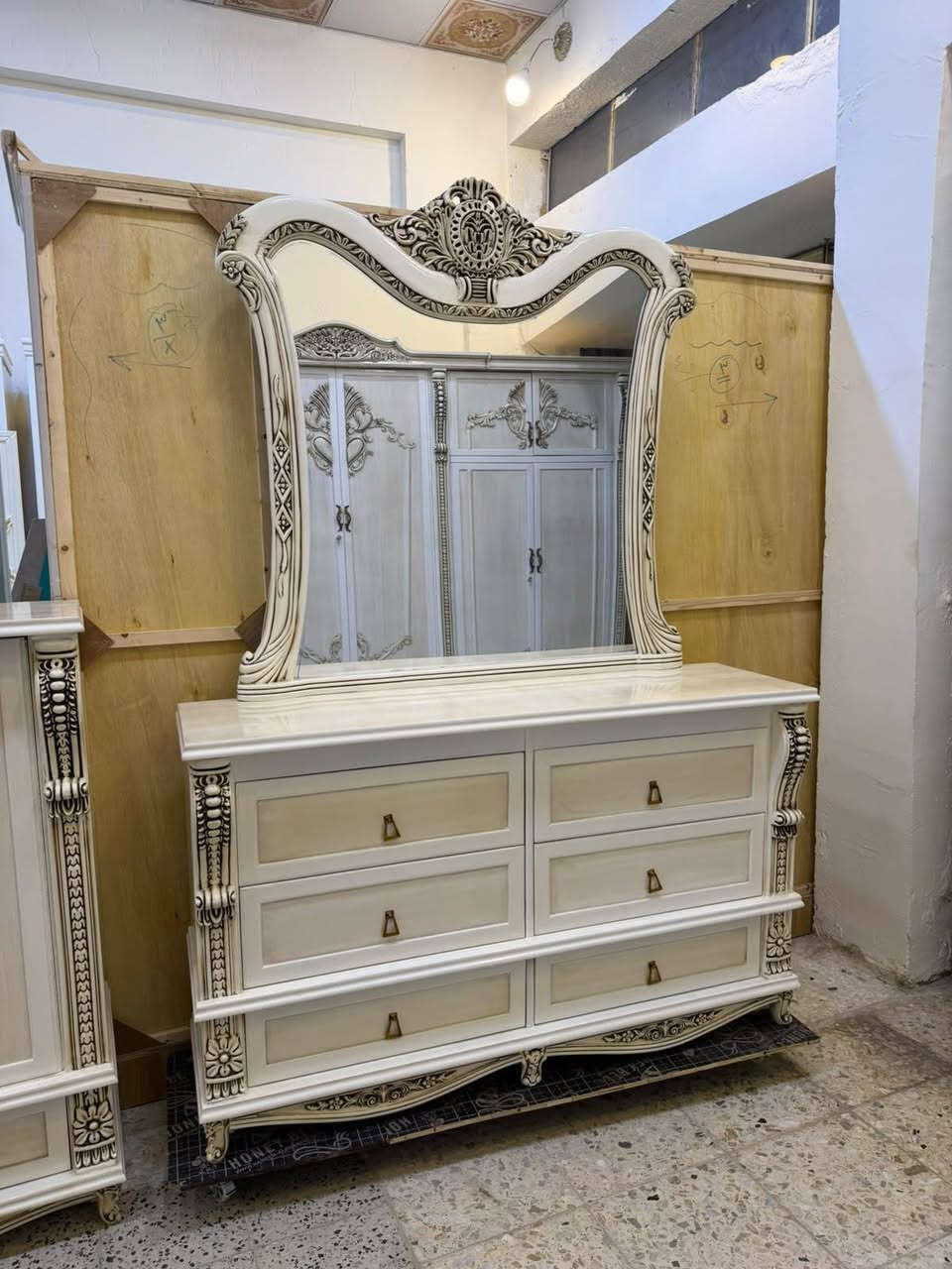 ⁨ موديل ((عرش السلطان))

نجارة عراقية ضمن وجبة الدرجة الاولى 

السعر 4 ملايين  فقط

غرفة 6 ابواب طابقين ملحق 
الوجه Mdf 6 ملم
داخل صاج طبيعي 4ملم

كل الغرفة لوكنز ارجل خشب زان مرتفعة عن الارض

كل الغرقة دنگ خشب زان 10سم

لف الابواب والمجرات خشب زان

تاج الچرباية وميز المرايا خشب زان

الحشو الداخلي خشب چام

السرير خشب بلوك بلايود لوح چام 6 ارجل ثقيل

كل الابواب نرمادا شريطية على طول الباب

تقطيع داخلي حسب الطلب

ارتفاع الكنتور 270سم

عرض الكنتور360سم 

عرض زاوية الملابس 100سم

يعني الكنتور وزاوية الملابس ضلع كامل 470سم

السعر 4 ملايين فقط

معمل ومعرض الفتلاوي للأثاث العراقي 

‏العنوان محافظة بغداد 
بغداد الجديده خلف جامع السامرائي 

‏التوصيل والشد مجاني إلى جميع محافظات العراق

‏ خدمات ما بعد البيع لمدة سنة مجانية

 للحجز والاستفسار
***********
