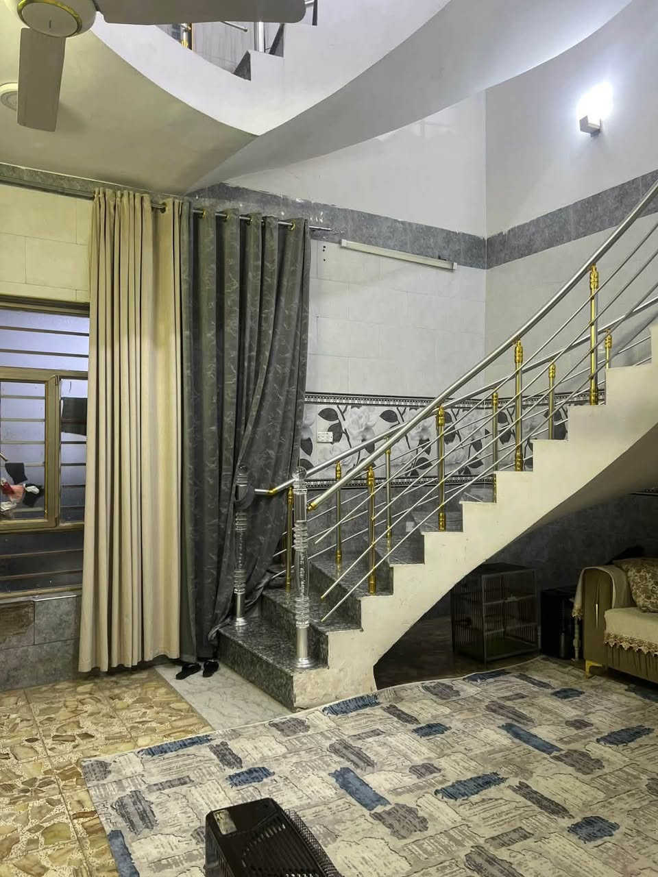 السلام عليكم الدار البيع المساحه 150متر يحتوي البيت عل 4غرف نوم وصحيات عدد 3 واستقبال ومطبخ البيت طابقين كامل عنوان البيت ام نجم قرب شارع النهر 
رقم الهاتف ***********
