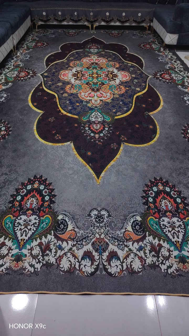 كنبار 4*3وربع  وثاني مترين وعشره العرض وطوله 3 وربع  زوليه ثري دي طول 6 نافوره محضره قهوه شجره ثريات  سماعه ديجي  برده  سحب  مكنسه كهربائيه  #نجف

نص مكتوب في الصور:
- HONOR X9c