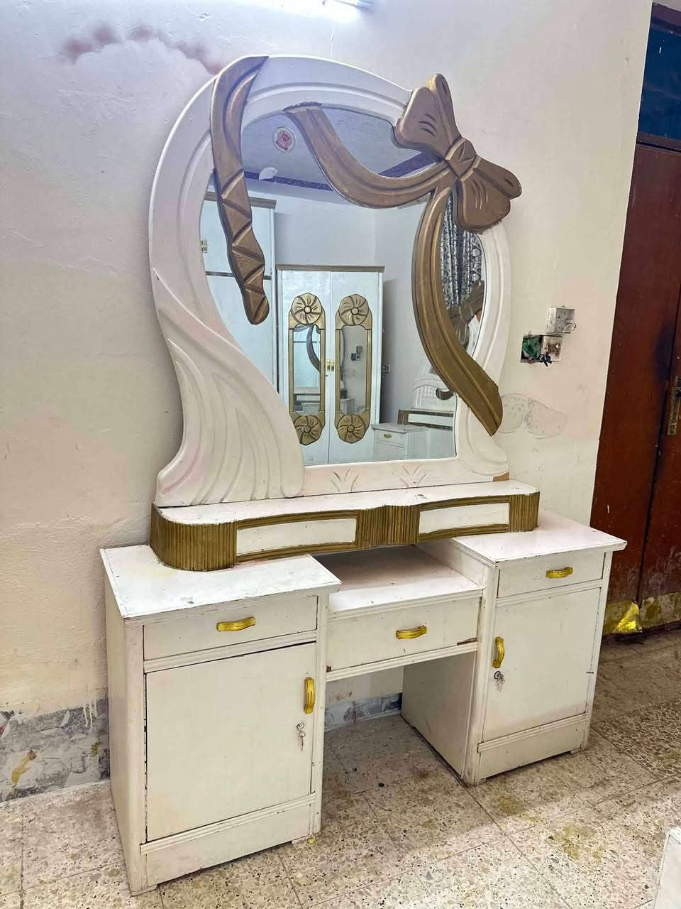 غرفه ٥ ملم شغل نجاره درجه اولى داخله ابيض ضهر جرجوبه 
الشراي يتصل...***********...بيع او مراوس +اشتري
