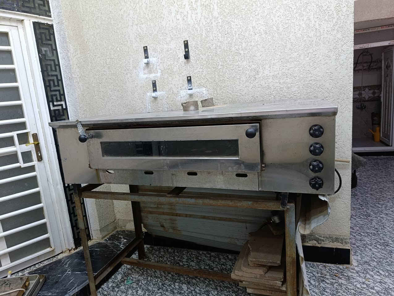 السلام عليكم فرن غاز شغال نضيف جميع المعجنات السعر 200وبيه مجال ‏‪***********‬‏

