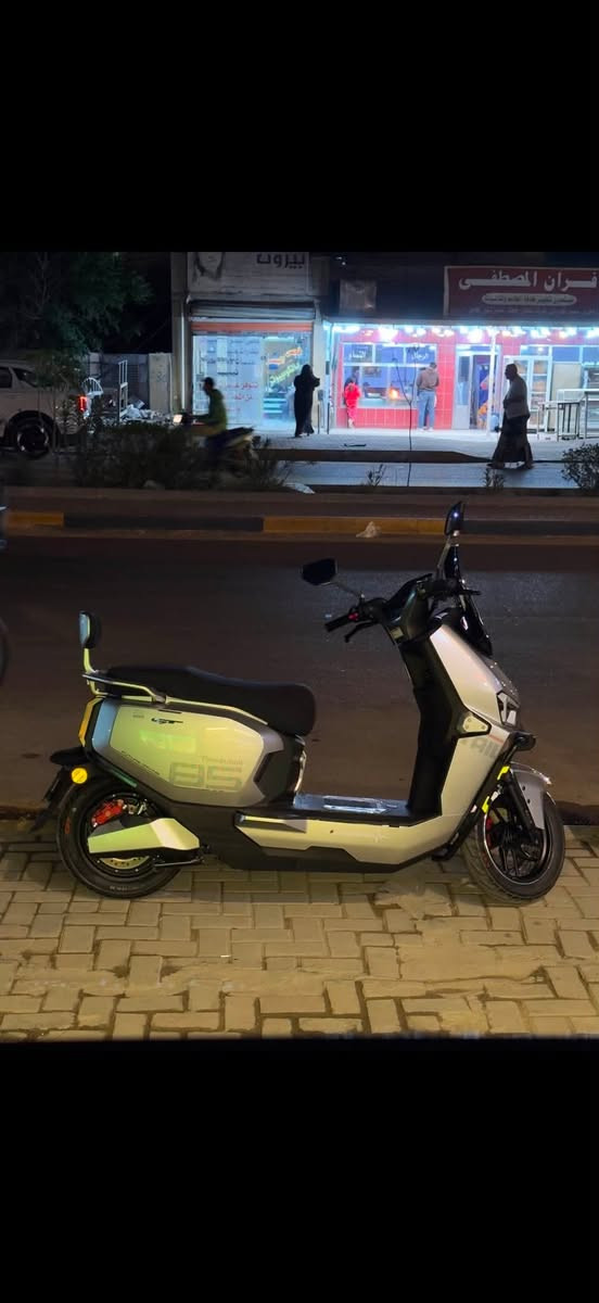 سلام عليكم
 Scooter
( الصاعقه ريان 👈الاصليه 👉)
ملف 2000s يجي اشلع من وحش الكون بشويه 
سرعه( 73 km حقيقي )
تمشيك 80 km الى 70 km بل راحه 
لايت LED Zenon قوي عالي ناصي رماش 
مثبت سرعه cruise
بيه نضام بك R
ابريك بلمكان دسك دبل عنبار  
دراجه نضافته 95%‎ نظيفه كلش 
استخدام قليل + وصل شراء موجود 
سبب البيع  استخدامي إلها قليل
سعرها مليون و 300الف وبيه مجال  
مكاني بغداد حي الشرطه شرطه الرابعه 
للتواصل ماسنجر او ***********
