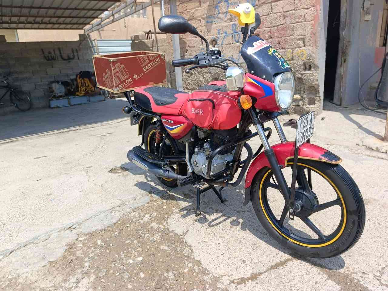 سلام عليكم دراجه للبيع  بوكسر نوع كلاسك 2021 دراجه مرقمه لوحتين انكليزي تحويل ثاني يوم  خير من الله مال جناي اي نقص مابيها شوفت عينك مكينه مامفتوحه تجي وتفحص بيدك دراجه كامله مكمله كلشي مايحتاج لها المو شراي لا يوصل ويتعبني خاص مامتواجد العنوان ديالى شهربان 
هاتف ***********
