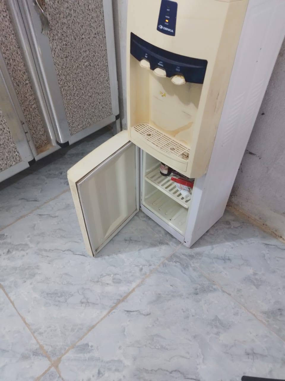 &براد ماء النوعيه (DENKA) استعمال موسم واحد مستعمل اخو الجديد ب١٠٠ 
&  شاشه كامره تعليك بلمرايا شغاله ١٥ قفل 
& مليكانه جديده ب٤٥ وبيهه مجال 
& بور هواء جديد ( غير مستعمل ) ب٢٠ قفل 
كربلاء / الحر
***********
