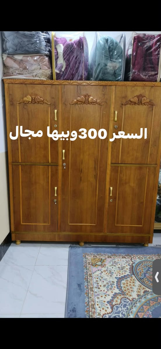 أغراض منزلي للبيع
صندوق غسله ثلاجه صغيره ميز مرايه 
بيع مستعجل او بيهم مجال 
الرقم 
***********
***********

نص مكتوب في الصور:
- غسله 8 كيلو سعره 150 وبيها مجال
- ثلاجه صغيره 150 وبيها مجال
- السعر ب100 او بيها مجال
- السعر 300 وبيها مجال
