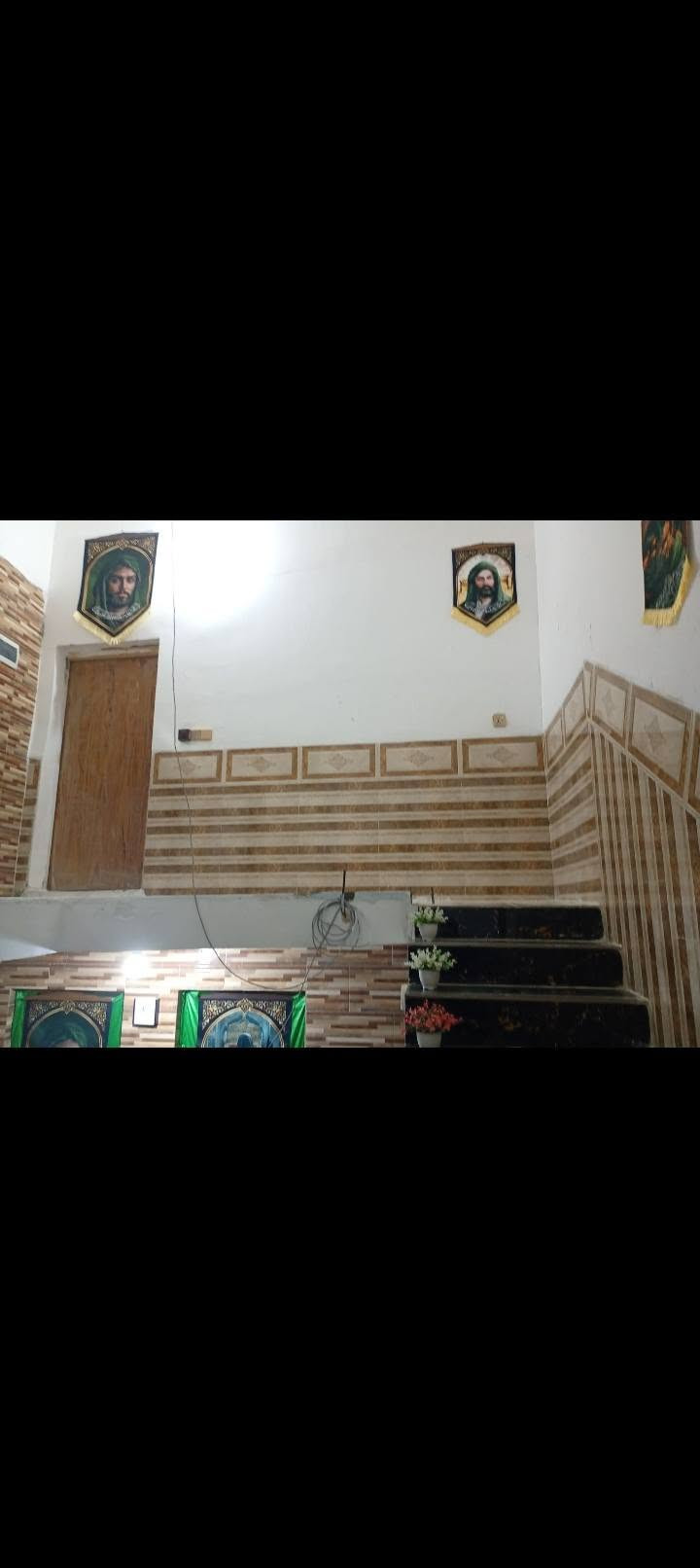 بيت للبيع مساحته 140متر طابقين فوول مواصفات الطابق الأول غرفه واصاله واستقبال ومطلبخ وحمام الطابق الثاتي غرفتين نوم ع ساحه زين قوس شارع أبو الفضل
ملاحظه يرهم. بيع أو مراوس بالسفحه او زين قوس.
الاستفسار الاتصالل
***********

نص مكتوب في الصور:
- حديقه مقابل المنزل يم مدرسه الكفيل
- غرفه طابق ثاني طول 6 نص العرض 6 نص
- مساحة البيت 100 متر منزلان 20 متر
- غرفه طابق ثاني طول 6 نص العرض 5
- ستقبال طول 5 العرض 4
- مطبخ طول 4 العرض 3
