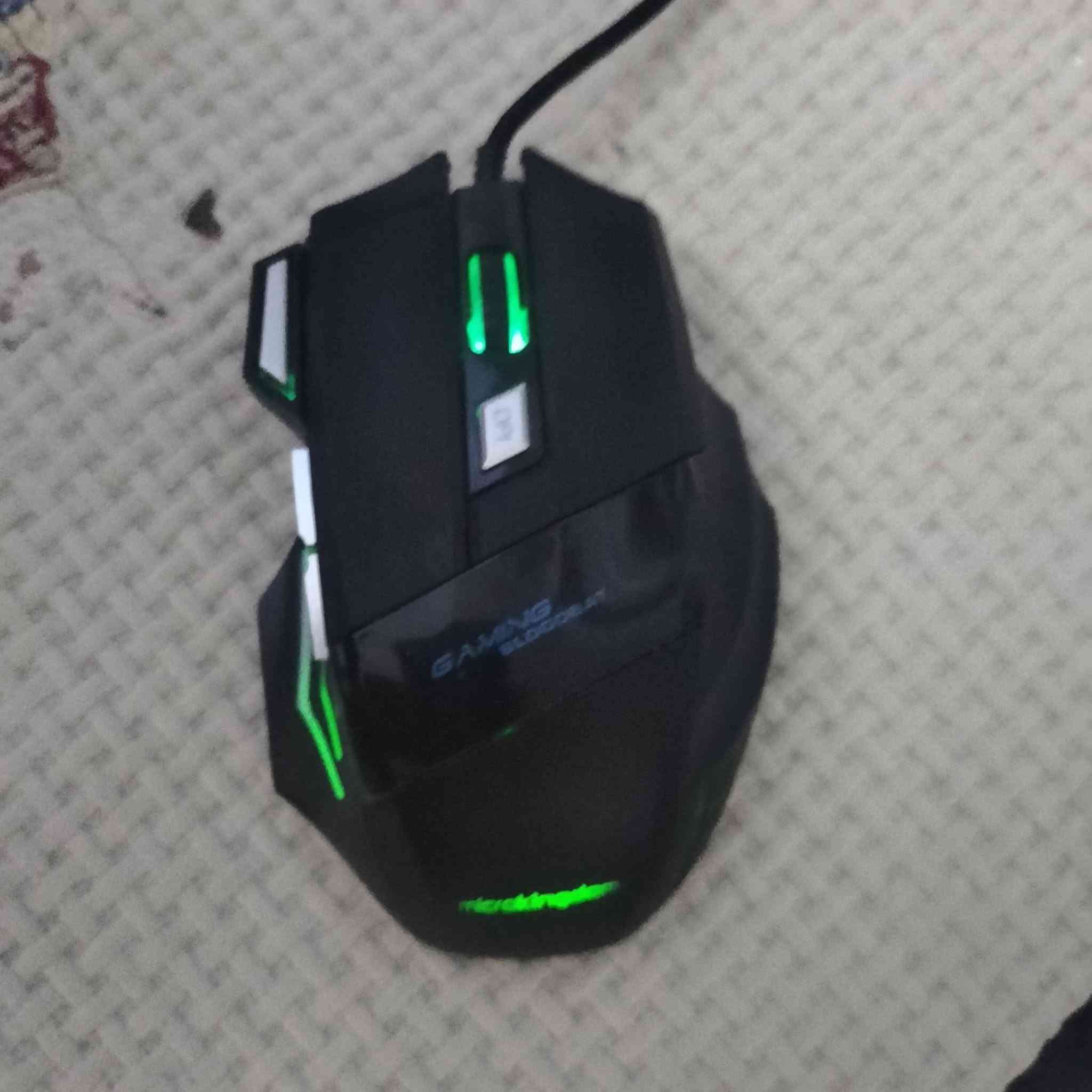 السلام عليكم PC للبيع للالعاب الخفيفه والمتوسطه 
مواصفات 
Motherboard Gigabyte P75-D3

i5 3570

RAM 8 4×2 DDR3

GTX 1050TI 4GB MSI

HARD: SSD128+HDD500+HDD256

الملحقات
 
شاشة LG حجم 19 75 هرتز 

كيبورد RGB

ماوس RGB

ماوس باد 

جوستك XBOX360

تشغل اغلب الالعاب المعروفه مثل 
GTAV 
RE2 REMAKE
RE3 REMAKE
RE4 REMAKE
RE7 BIOHAZARD 
RE VILLAGE 
COD MW2
RDR2 
وهواي العاب بعد 
السيت اب كامل معروض ب 275 للتواصل على الرقم *********** او خاص على الماسنجر
