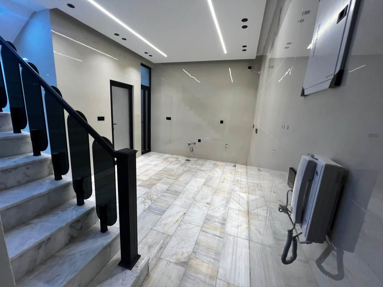 🏠 3 بيوت للبيع في السيدية
✨ بناء حديث – درجة أولى
📐 مساحة كل بيت: 50 متر
📏 واجهة كل بيت: 5.65 متر
🛏️ يحتوي كل بيت على 3 غرف نوم

📞 للاستفسار والتواصل واتساب:
0775273802
