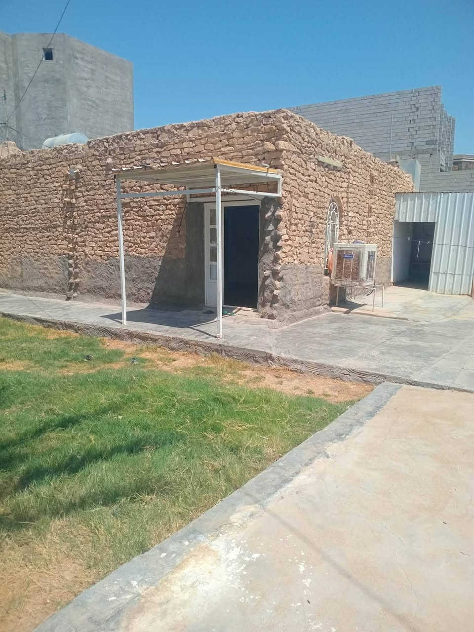 بيت للبيع
قطعه   مساحتها فوك450متر
مع بيت  متكون من غرفتين ومطبخ وصاله  وصحيات خارجيه 
 العنوان الصديقيه قرب جامع دار السلام
رقم الهاتف***********
مكلف نشر اتصل عل رقم
رسہولہ ابن دلہيہم
