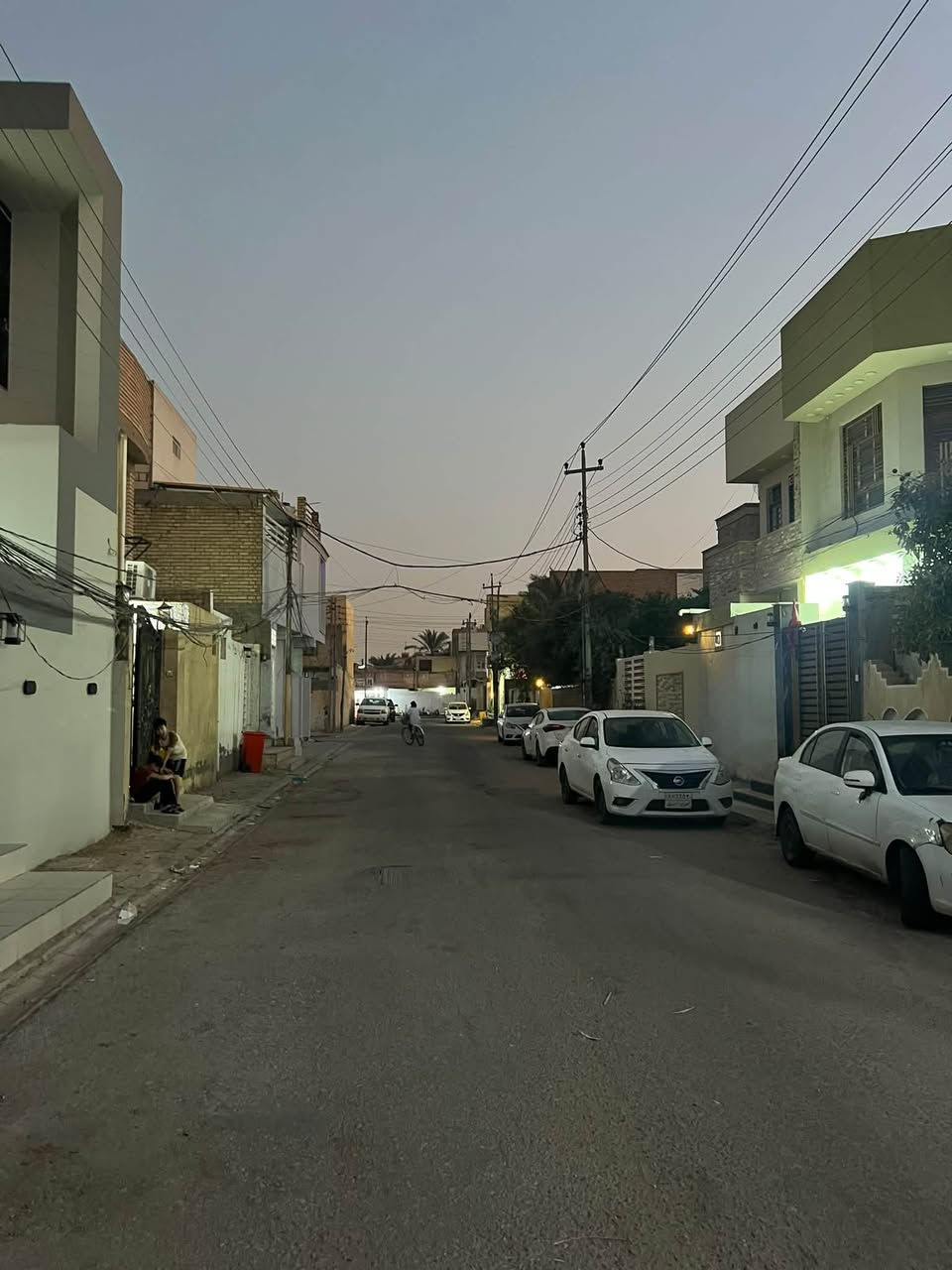 للبيع دار ٣٠٠ متر حي المهندسين قريب على طريق الجنه البيت مكانه حلو والمهندسين معروف بلهدوء والخدمات 
يحتوي على ٤ غرف وصاله كبيره واستقبال كبير ومطبخ حار وبارد وكراج وحديقه
للاستفسار اكثر الاتصال او زيارة المكتب 
***********
***********
عنوان المكتب:النجف الاشرف شارع المجمعات قرية الغدير٢بلوك٧دار٢٤
