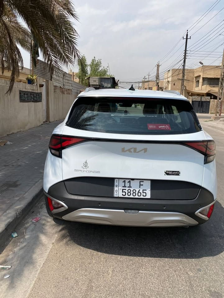 للبيع سياره سبورتج ٢٠٢٥ جديده ماشيه ٢٠٠٠ بغداد خليجيه مكفوله من شخط والضربة
 سبورتاج 2025 خليجي 2.0
* المحرك: 2.0 لتر، 4 سلندر
* القوة: حوالي 156 حصان في مواصفة 2.0 MPI الخليجية.
* القير: أوتوماتيك 6 سرعات
* الدفع: يتوفر AWD دفع  ببعض الفئات.
* عدد المقاعد: 5
* صرفية معلنة: حوالي 13.8 كم/لتر لنسخة 2.0 AWD. 
* جنوط: تصل إلى 19 إنچ في بعض الفئات.
* كراسي كهربائية + تدفئة،.
* بصمة دخول وتشغيل
* صندوق كهربائي
* كاميرا خلفية + حساسات أمامية وخلفية
* شاشة وApple CarPlay
* مراقبة النقطة العمياء
* تشغيل عن بُعد
* تدفئة الدركسون 
ضمان الشركه الدوليه بيها 4 تفويلات دهن بحاله الوكاله 
* 6 وسائد هوائية في بعض الفئات للاستفسار ***********اتصل على الرقم العادي ماكو وات ساب غير متواجد وات ساب السعر 227 وبيها مجال
