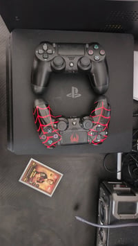Ps4 سلم 1 تيرا اون لاين نظافة ℅100 للبيع مع الملحقات والاقراص وكلكم تد...