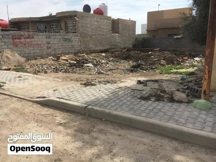 قطعة ارض للبيع مساحة 240 متر واجهة 12 نزال 20 
حي الشهداء اليوسفية شارع القاعة 
شارع 15 متر كاملة الخدمات ماء ومجاري وكهرباء 
طابو سكني المحمودية وبأسمي حصرا 
للاستفسار : ***********
***********
