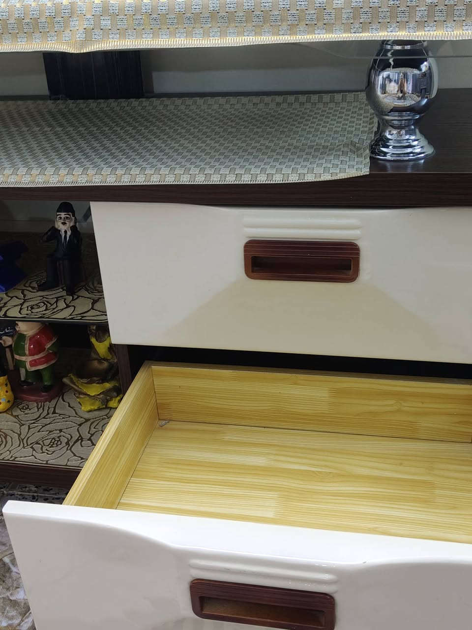 ميز للبيع مستعمل بس نضيف  خشب وتفاصيل مالته كلش حلو احله من صور  مكفول من كلشي بس بي شوي شخوط بل جرارات  سعره 125 قفل 
مكانه بغداد طالبيه 
رقم 
***********
