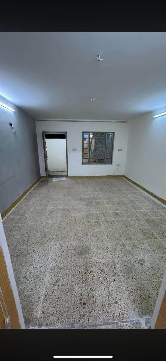 للأيجار في السيدية 
بيت طابقين مساحه 60 متر 
يحتوي على غرفتين نوم وحده كبيره وحده صغيره 
واستقبال ومطبخ وصحيات
موقع الاقتصاديين قرب الاطفاء 
الايجار 750 مع مجال بسيط 
للاستفسار *********** حمزة 
مكتب ايليا للعقار
