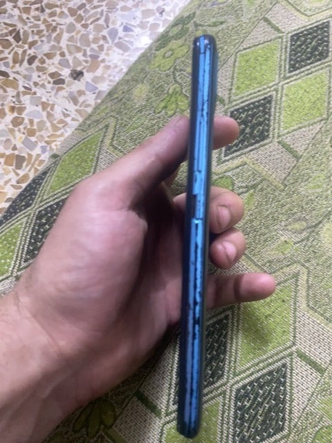 * 📱 الشاشة: 6.5 إنش LCD بدقة HD+ ‏(1600×720)، وتردد 60Hz. 
* ⚙️ المعالج: Unisoc T610 ثماني النواة، مناسب للاستخدام اليومي والتطبيقات الخفيفة والمتوسطة. 
* 💾 الرام/التخزين:  4G  رام،  64GB تخزين، مع إمكانية إضافة microSD. 
* 📸 الكاميرات: خلفية 13MP + عدستين 2MP، وأمامية 5MP. تصوير الفيديو حتى 1080p/30fps. 
* 🔋 البطارية: 5000mAh، وهي من نقاط قوته، لكن الشحن Micro-USB وليس USB-C. 
* 📶 يدعم 4G، شريحتين SIM مع منفذ مستقل للذاكرة.
شنو اسم الموديل بالضبط؟ وإذا تگدر اكتب الشركة والنسخة حتى يعرفه المشتري بسهولة.: 
realme C21Y
الحالة شلون؟ أكو أي كسر/خدوش/مشاكل بالشاشة أو الظهر أو الجوانب غير اللي باين بالصور؟: 
مبدل شاشه فقط 
البطارية شكد تكعد تقريباً بالاستخدام العادي؟ وهل بيها ضعف أو تحتاج شحن أكثر من قبل؟: 
مايصرف شحن قطاره
وين موقعك بالضبط للتسليم؟ والسعر نهائي لو بيه مجال للمساومة؟: 
حي سومر سعر نهائي ٦٠ الف