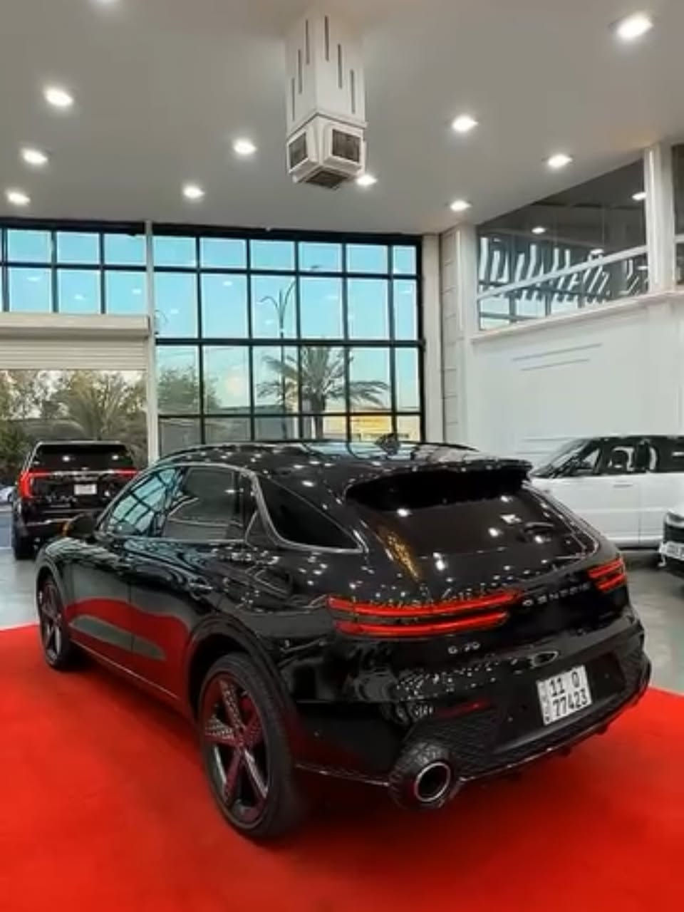 🇰🇷 جنسيس GV70 موديل 2023 - فئة Prestige للبيع 🇰🇷
🔹 المواصفات العامة والمحرك:
 الموديل: 2023
 الفئة: برستيج (Prestige) - أعلى فئة بالمواصفات (فول الفول)
 المسافة المقطوعة: 18 ألف فقط
 نظام الدفع: فور ويل (AWD)
🔹 المواصفات التكنولوجية والرفاهية:
 شاشة دشبول ديجيتال ثلاثية الأبعاد مقاس 12.3 بوصة
 شاشة عرض ونظام ملاحة مقاس 14.5 بوصة
 نظام صوتي فاخر (Lexicon Premium Sound System)
 بصمة تشغيل مع نظام التعرف على بصمة الإصبع
 ناقل حركة ماوس إلكتروني مع شفتات ستيرن
 فتحة سقف بانوراما
 إضاءة داخلية محيطية (Ambient Lighting)
 كشنات جلد طبيعي فاخر (تحكم كهرباء + تدفئة وتبريد + ذاكرة خزن)
 نظام تكييف أوتوماتيكي ثلاثي المناطق
🔹 أنظمة الأمان والقيادة الذكية:
 رادار أمامي ونظام تجنب الاصطدام المتطور
 رادار جانبي ونظام مراقبة النقاط العمياء
 نظام تحديد المسار والحفاظ على الممر
 كروز سرعة ذكي متكيف (Smart Cruise Control)
 كاميرات 360 درجة (محيطية) مع حساسات أمامية وخلفية
🔹 حالة السيارة (الضرر والصبغ):
 الضرر: جاملغ وبنيد
 التفاصيل: جاملغ و بنيد مستبدل نفس اللون، وجاملغ خلفي مصبوغ
💵 السعر: 280 ورقة ($28,000)
📞 للاتصال والاستفسار: ***********/***********
