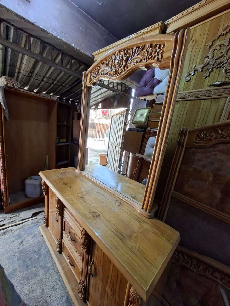 السلام عليكم غرفة عراقية  ثقيلة الوجه ٥ ملم صاج والداخل ٤ ملم  الزاوية كنتورية بأرتفاع الكنتور الصبغ الطبيعيي الغرفة نظيفة ومميزة بنقش الزان المصري دوشمة جديدة  كما موضح.بالصور موجود بيها درور هم   اي استفسار ع ***********❤️ مكاني بغداد البياع يوجد توصيل لجميع المحافظات ❤️
