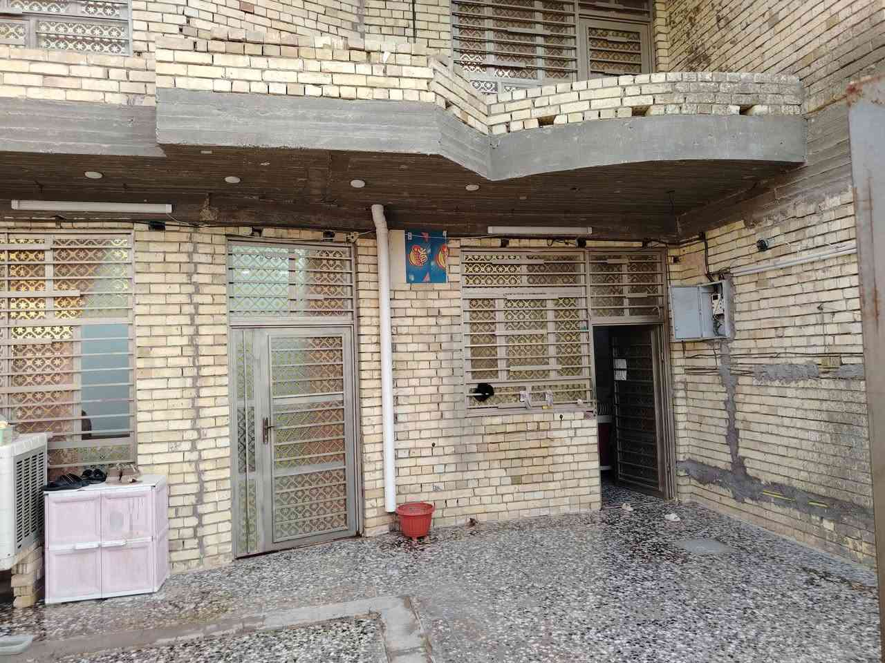 السلام عليكم
بيت للبيع عنواني حي 18
مساحته 150متر واقع حال 170متر
يحتوي على طابقين  الاول يحتوي على غرفة النوم واحده وصاله وستقبال ومطبخ وطرمه وصحيات خارجيه وصحيات داخليه وطابق الثاني غرفتين نوم ومنزع وصحيات وصاله وبلكونات وسطح ودرج خارج يصعد للطابق ثالث بس سطح

 الاستفسار على الارقام 
***********
***********
