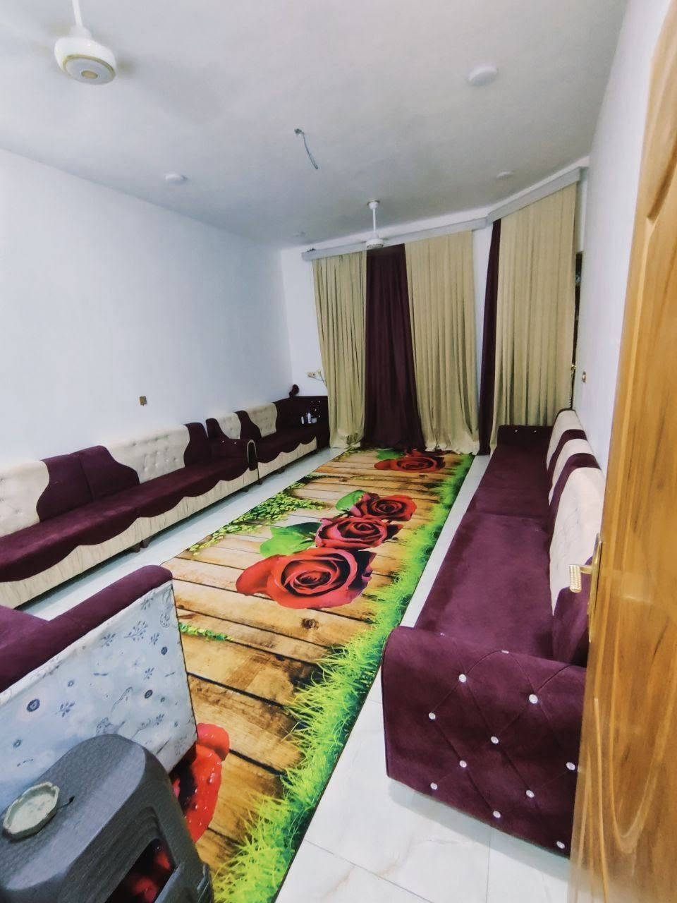 بيت طابو زراعي سند 25 ركن على ٤ شوارع مشمول بالتطويب مساحة 220
يحتوي على "
غرفتين نوم وحده جوه و وحده فوك
صالة
براني
مطبخ
صحيات داخلي وخارجي  
حديقه
كراج سيارة
باب مدخل 2
نقوصات البيت:
 ارضية الصالة
سيراميك الحمام الداخلي
سيراميك الدرج
سيراميك المطبخ
تكملة سيراميك الحمامات 
اما الباقي كله مكتمل 
بناء درجة اولى البيت كله طابوگ 
الاساس والسقف صب كونكريت مسلح 
شوارع تبليط وجميع الخدمات متوفره ماي كهرباء مدارس كافة الخدمات 
العنوان :
قرب حي الزيتون بنزلة سيد هاشم قريب ع شارع العام 
سعر 63وبي مجال للشراي  
واتساب :***********
