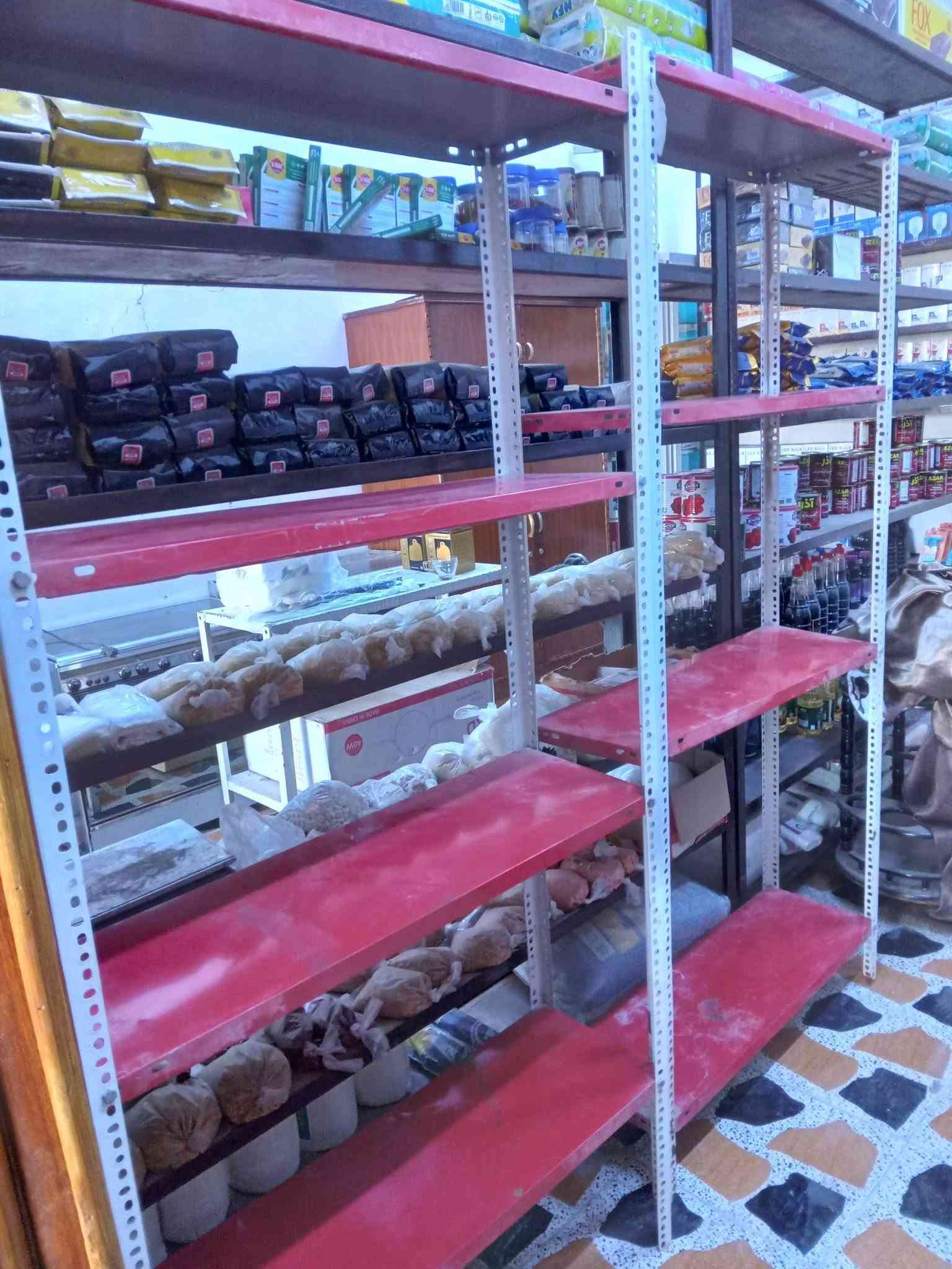 رفوف حديد اصلي الارتفاع مترين ونص والعرض متر و ٧٥ سم
رف حديد ملون بليت 
الارتفاع مترين والعرض ٩٠ سم 
العنوان بلدروز مقابل دائرة كهرباء بلدروز بجانب ابو وطن للمفروشات 
موبايل ***********
***********
