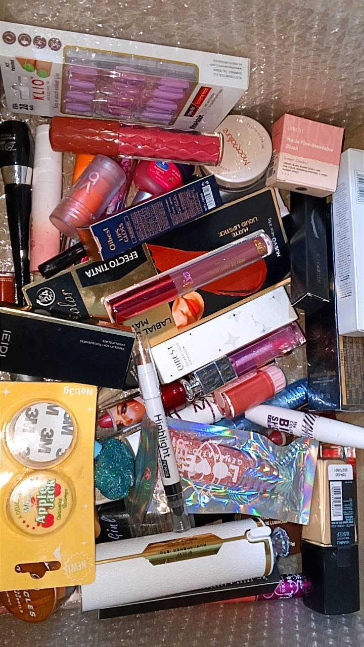 شلعت مكياج للبيع بيع مستعجل 
اكثر من 110  قطعه سعرها مناسب جداً توصيل عليه 
للحجز واتساب  ***********
