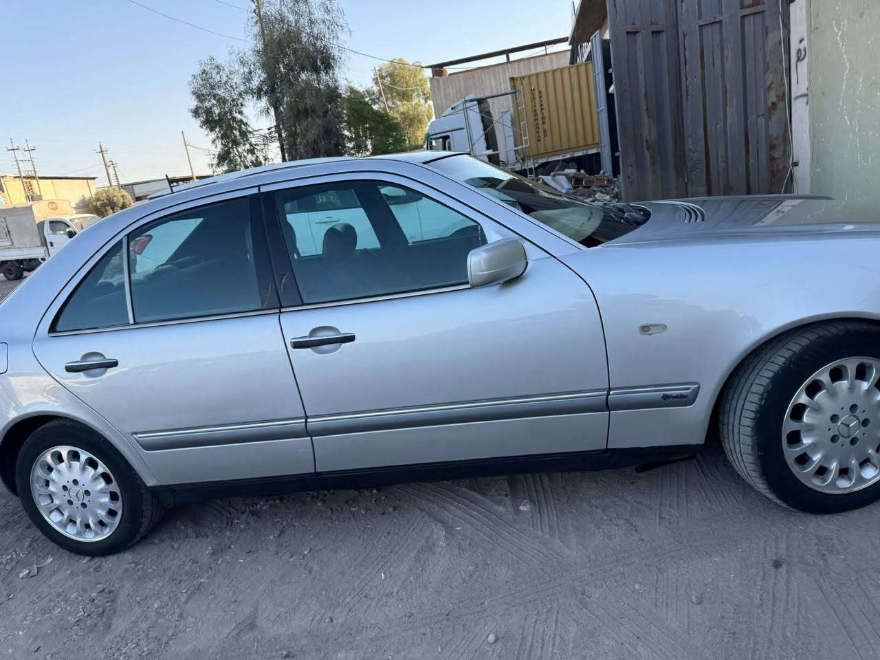 مارسدس
موديل 97 تبريد تدفئا  سيارة حيل نضيفه
فول  سنتر لوك لايتات زينول خراطيم
***********
سعر 80 وبيها مجال قليل
