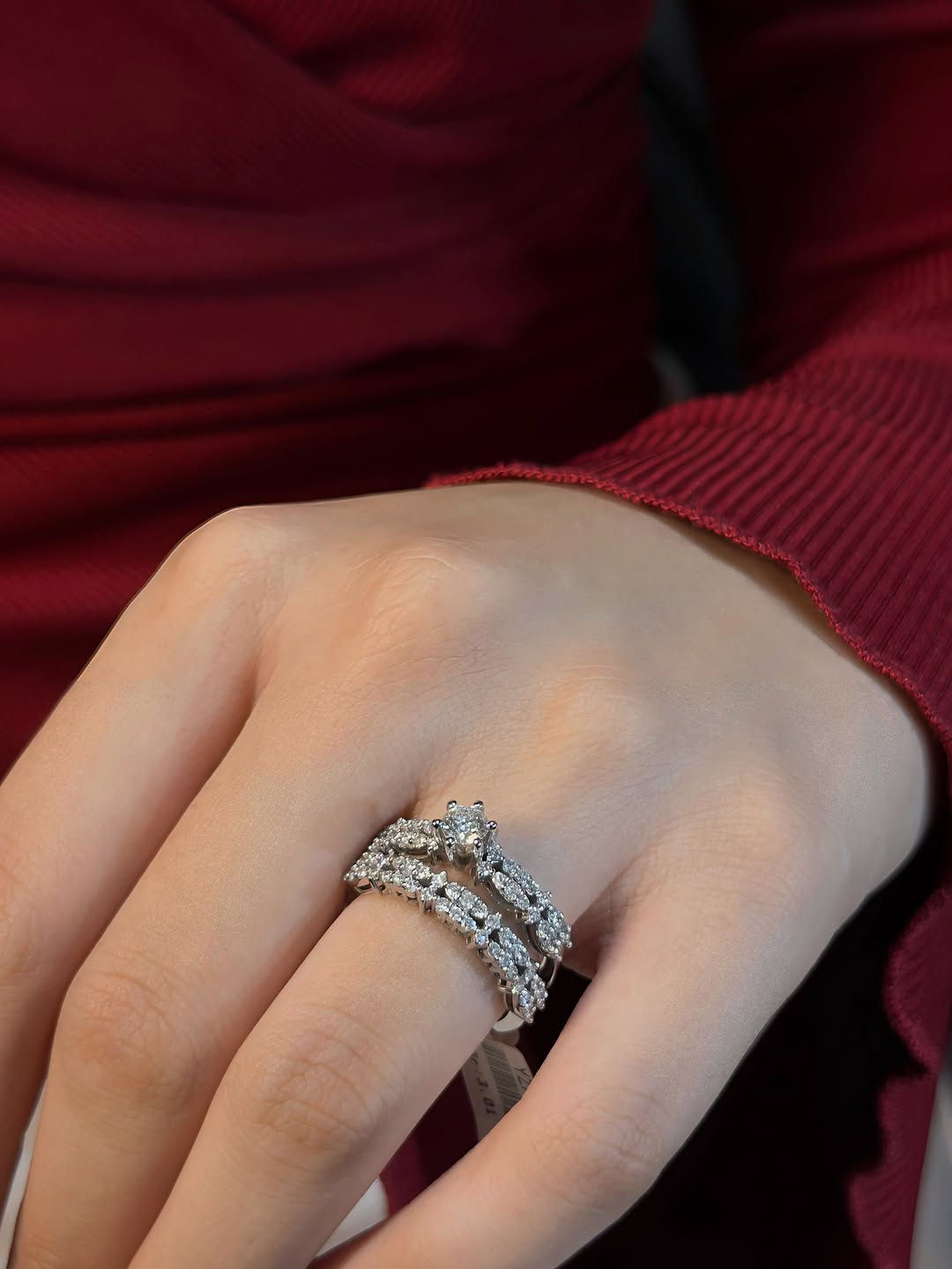 A little gift… carrying an unforgettable sparkle. 💎🤎
A diamond twin designed to become a beautiful memory that lasts forever.

هدية صغيرة… لكن تحمل بريقًا لا يُنسى. 💎🤎
توأم خواتم الألماس، صُممت لتكون ذكرى جميلة تدوم للأبد.
