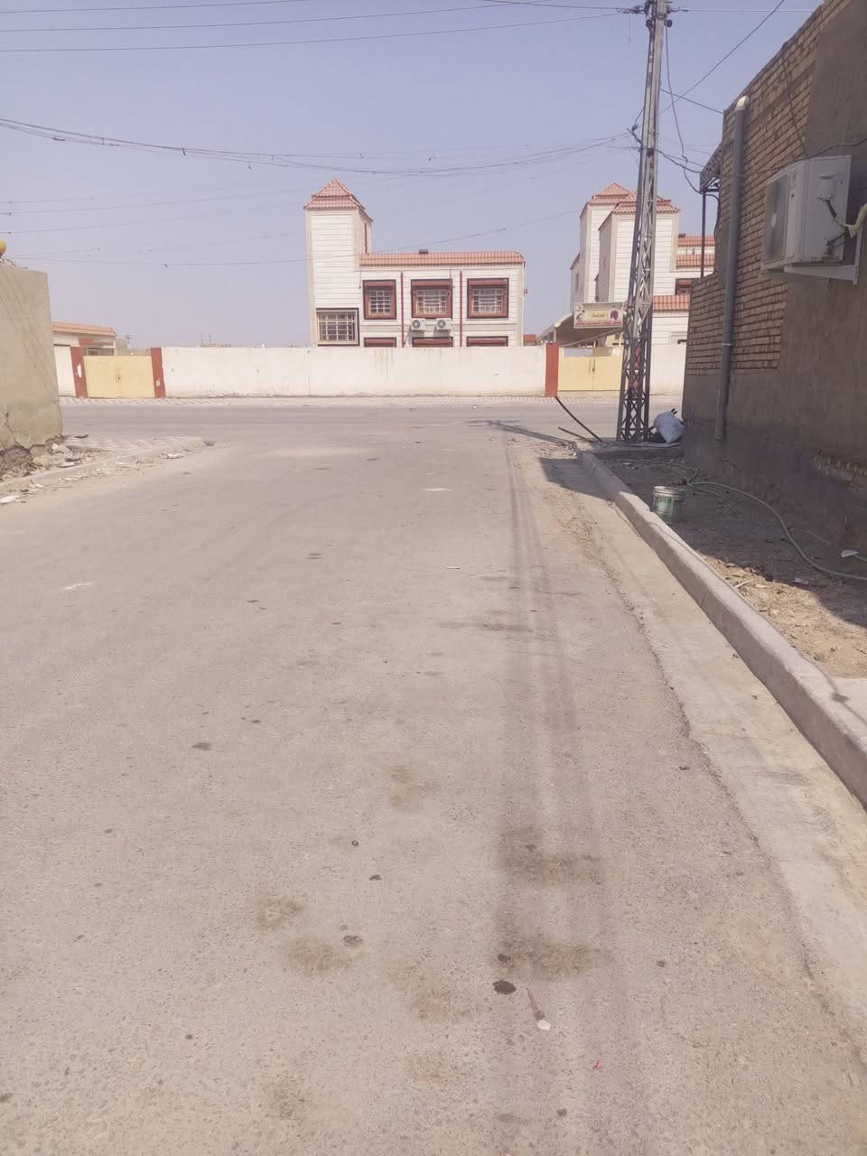 دار للبيع 100 متر وجه 5 ونزال 20 منطقه حي الحرية نهايه دور النفط المنطقه الجديده بناء حديث صب كونكريت رباط كونكريت بناء طابوق يحتوي ع  استقبال +صاله + غرفه + مطبخ +صحيات + صاله فوك 
 نهايه شارع 20 مقابل مدرسه ميثم التمار

رقم *********** اتصال + وتساب
