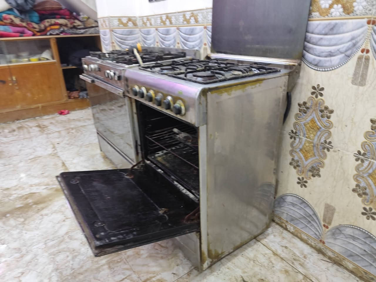 طباخ 4 عيون شغال للبيع السعر 40 الف قفل رقمي ***********
