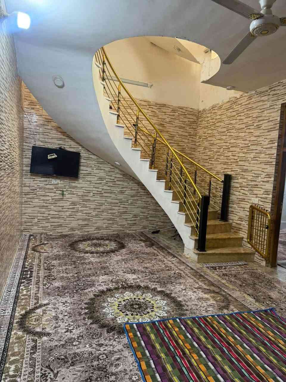 اخوان سلام عليكم بيت لبيع  ميتين متر ستقبال ومحل وربع غرف نوم وبعد ثنين مكاملات يصير ستة الضباط شارع عشرين تبليط داخل لمنطقة فول البلديات اتصل وتدلل مستعجل عل بيع ***********
