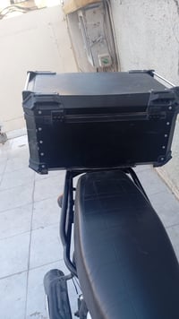 صندوق دراجة المنيوم اصلي نظيف مغلف ومبطن حافظ يعني فيه فقط شوي خدوش بس...