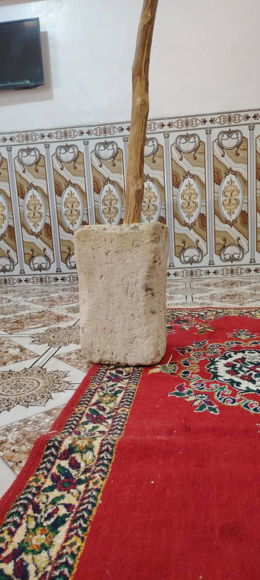 السلام عليكم 
للبيع  ميز طول ١٢٠ عرض ٥٦ إرتفاع ٥٢ سعر ب ١٠ كومدي  سعر ب ١٥ جاون حجر مال مدكوكه سعر ب ٧٥ الي يريده يتصل على الرقم الموجود ***********
