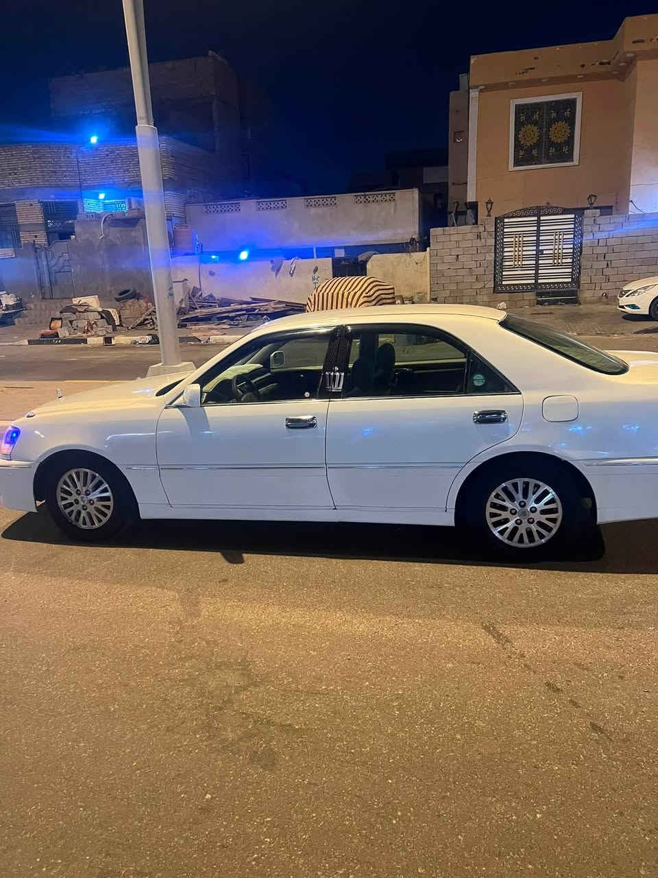 السلام عليكم ورحمة الله وبركاته للبيع جنون موديل 2000السياره جاهزه مكينه كير تبريد كله مكفول مكينه ديفور السياره كفاله من الضربه صبغ جماليه رقم نجف بسمنه انگليزي استوه شاده السعر 110العنوان البصره للتصال***********
